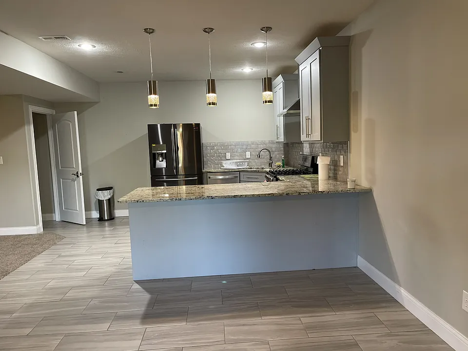 kitchen all modern new appliances and granite top