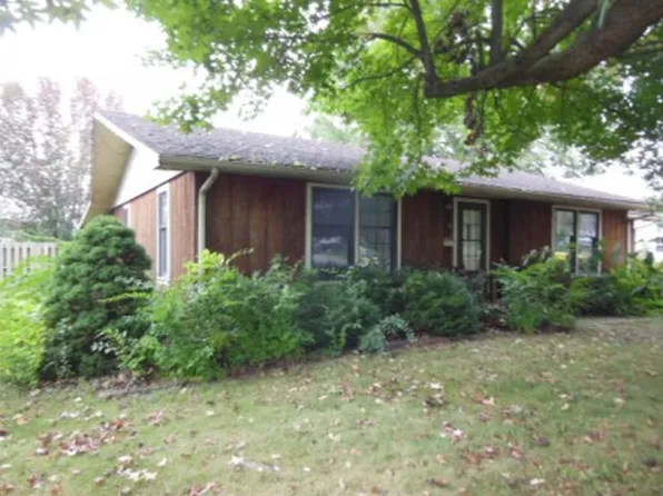 13 Holly Ln, Flora, IL 62839