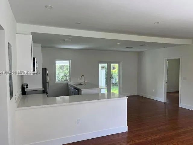 2250 SW 21st St — Photo 6
