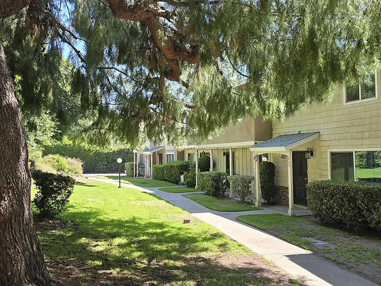 671 E Matchwood Pl — Photo 2