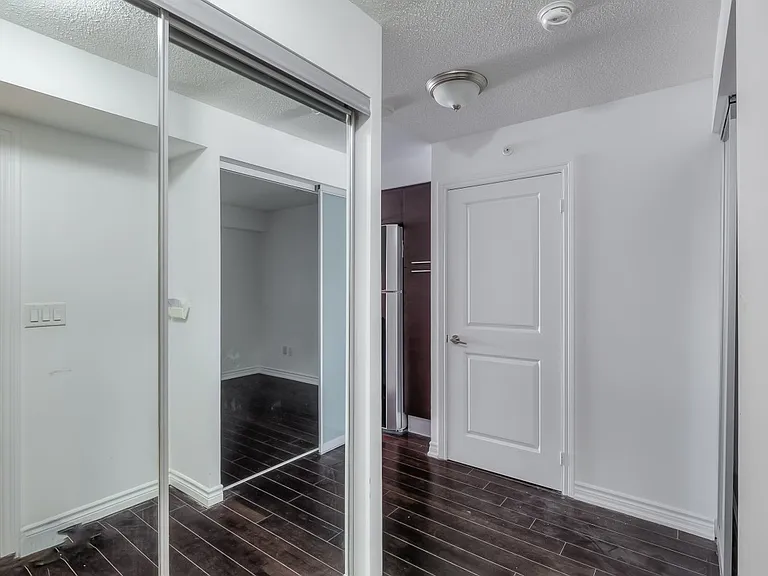 386 Yonge St #1816 — Photo 17