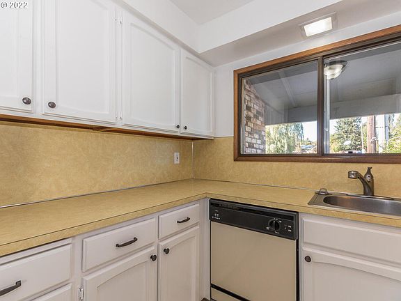 3rd image of 200 NE Kane Dr