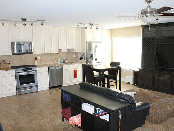 Family Room - Kitchen