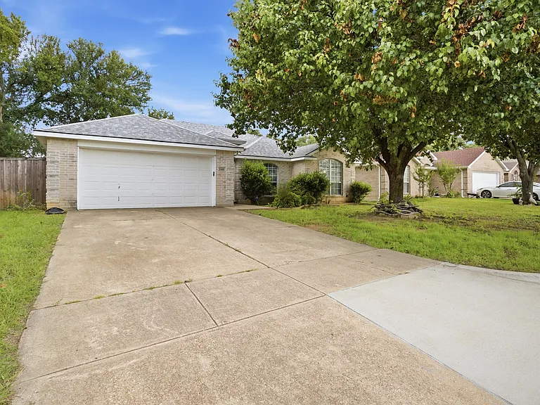 1105 Hidden Glade Dr — Photo 1