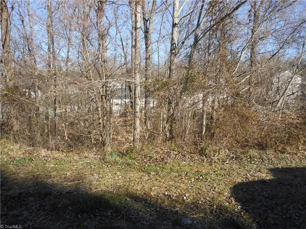 6 Landon Ln, Thomasville, NC 27360