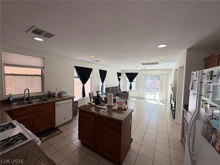 2515 Begonia Valley Ave — Photo 10