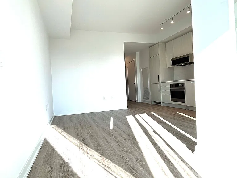 250 Lawrence Ave W #613 — Photo 4