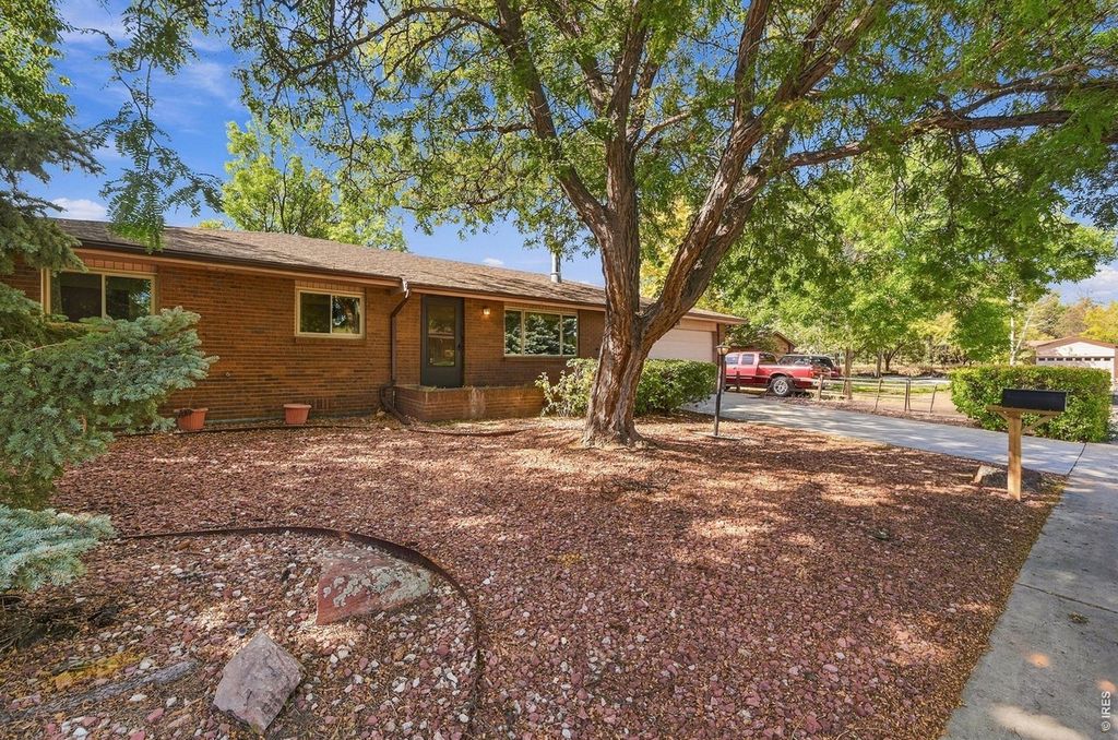 3233 Hawthorn Dr