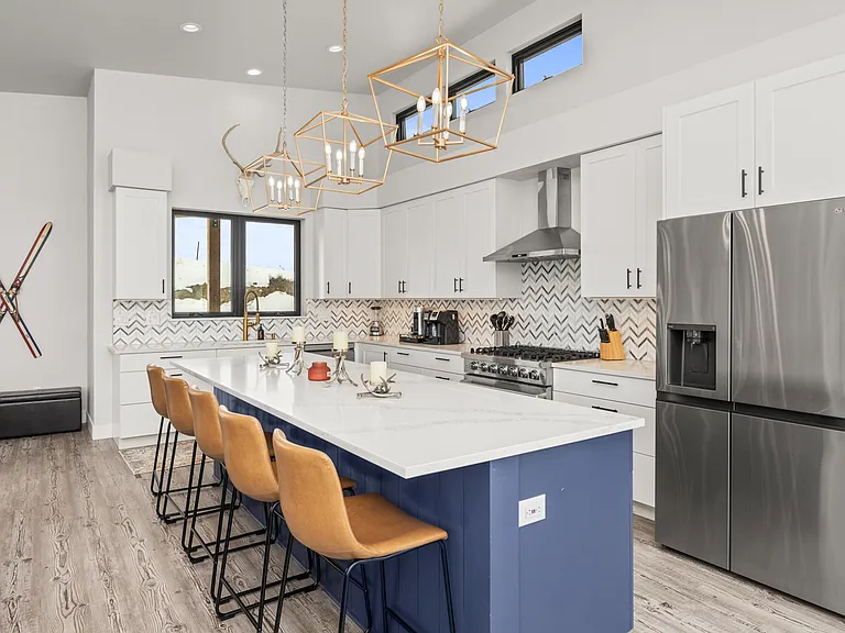 Upper Level - Kitchen with Breakfast Bar for 5