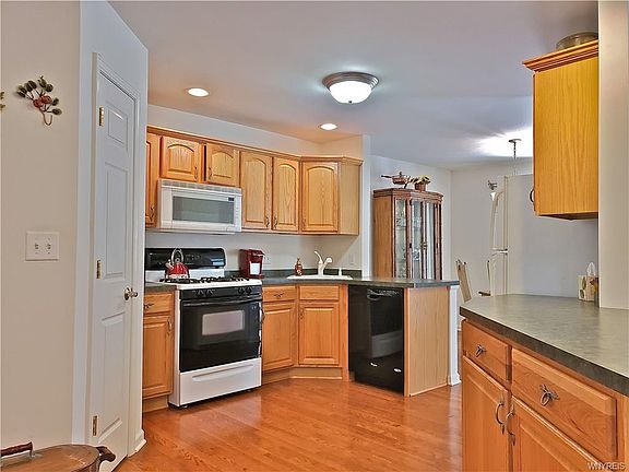 4th image of 27 Gardenville On The Grn