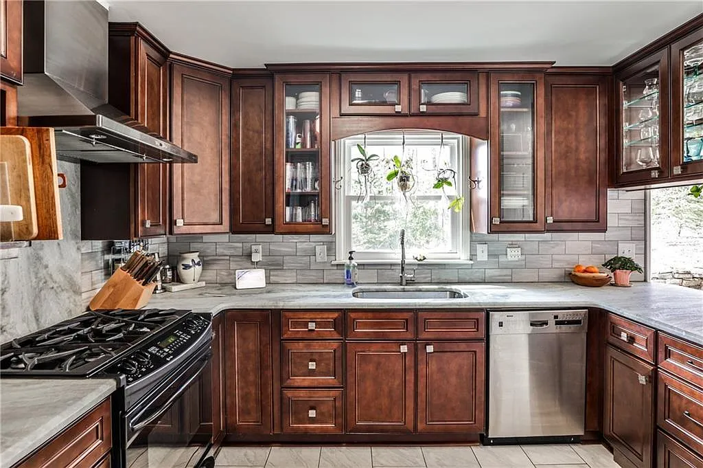 5 bed, 3.5 bath, 3100 sqft, $4,500 — Photo 2
