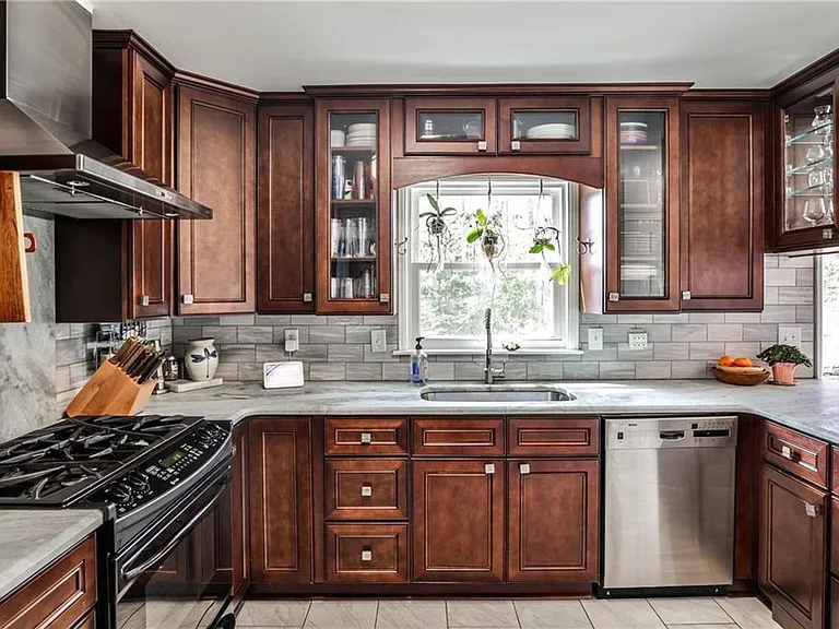 800 Glenairy Dr — Photo 2