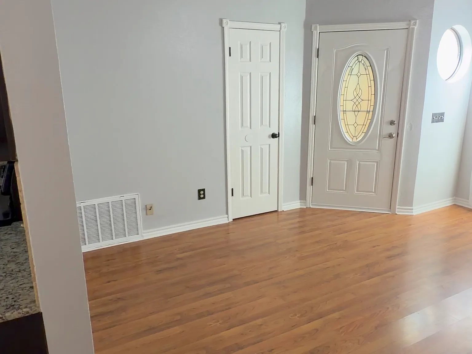 2 bed, 929 sqft, $1,200 — Photo 3
