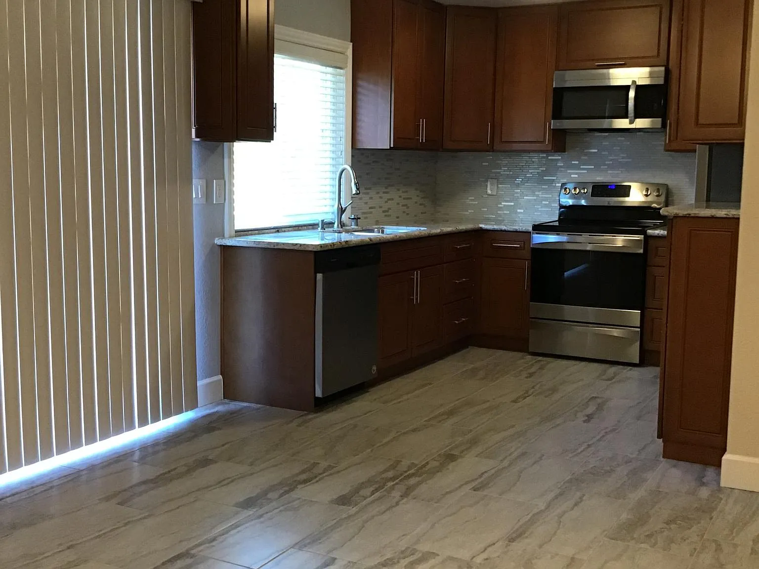 5 bed, 1978 sqft, $5,500 — Photo 4