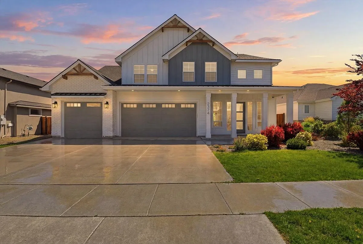 4 bed, 2.5 bath, 2880 sqft, $3,400 — Photo 1