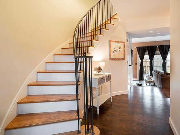 2nd image of 2821 Chateau Cir S #29