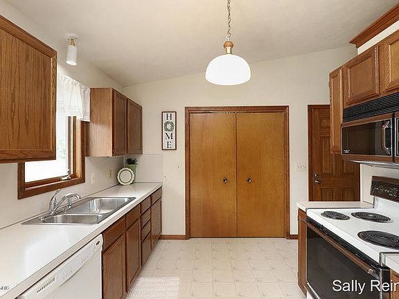 4th image of 5253 Chauncey Dr NE