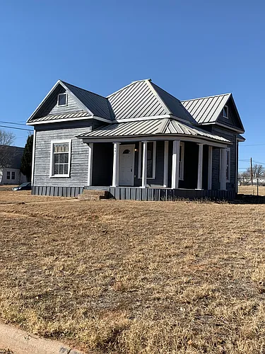 601 E Avenue D Photo 1