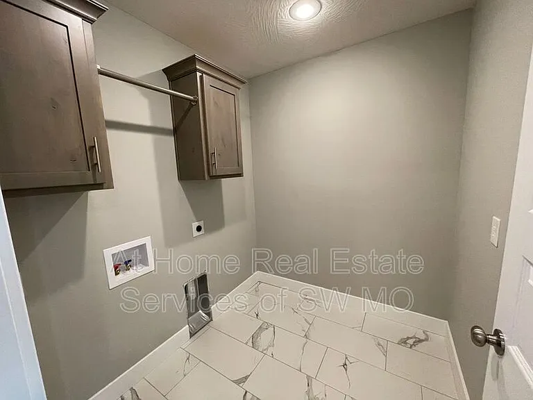 5943 S Iris Ln — Photo 8
