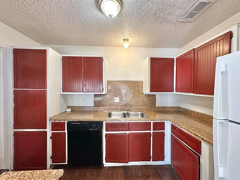 2105 Creekwood Dr — Photo 9