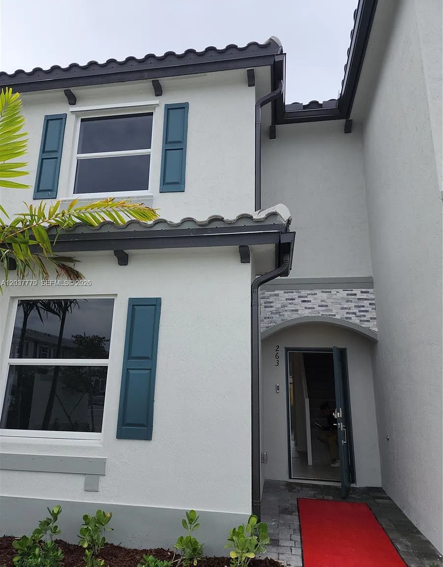 3 bed, 3.0 bath, $2,500 — Photo 2