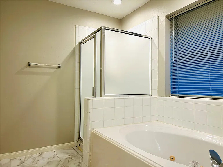 1404 Helmsley Dr — Photo 17
