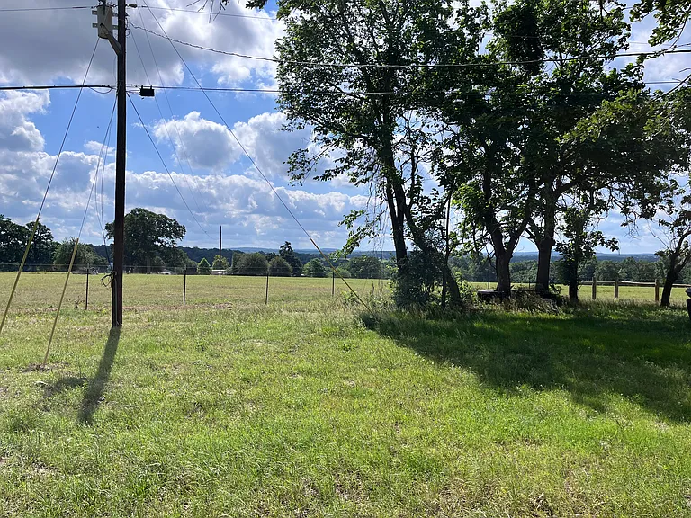 W FM 837 — Photo 16