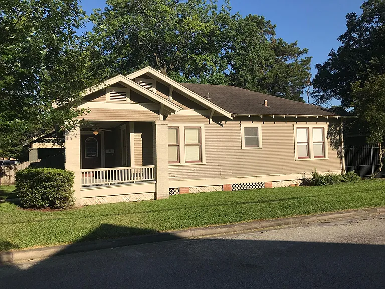 727 Le Green St — Photo 3