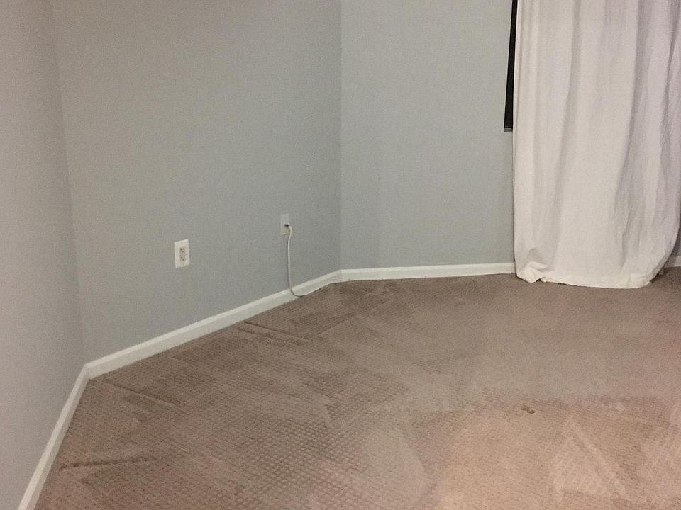 Master bedroom (new paint and carpet)