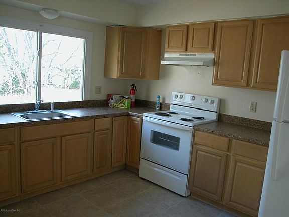 5th image of 901 Tudor Dr