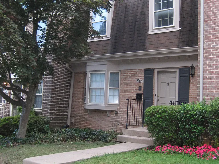 10345 Hampshire Green Ave — Photo 2