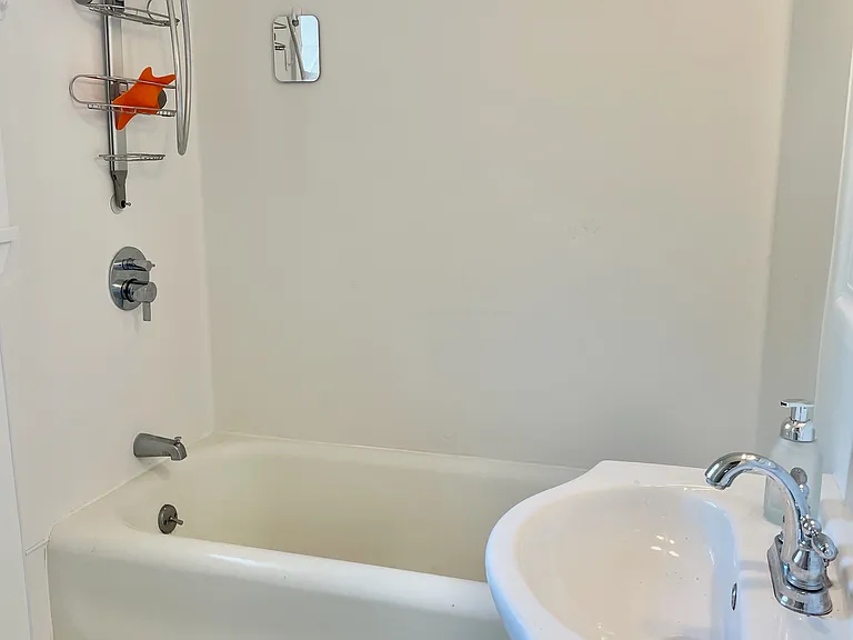 bathroom, tub/shower