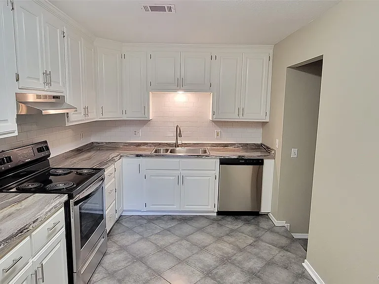 1122 E 48th Pl — Photo 3