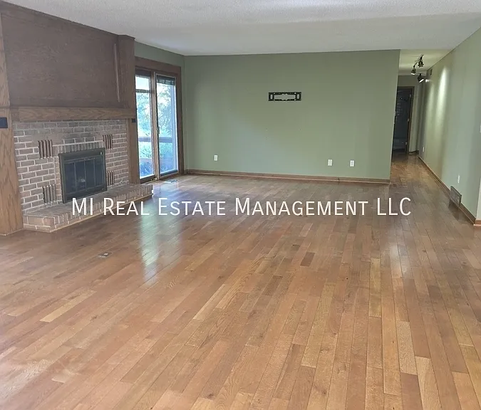 1268 Oakhampton Rd — Photo 6