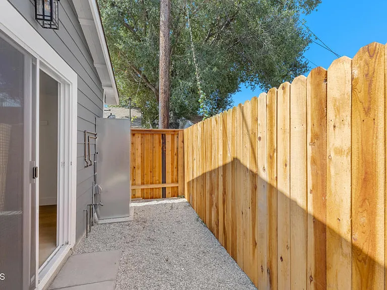 1537 Wesley Ave — Photo 9