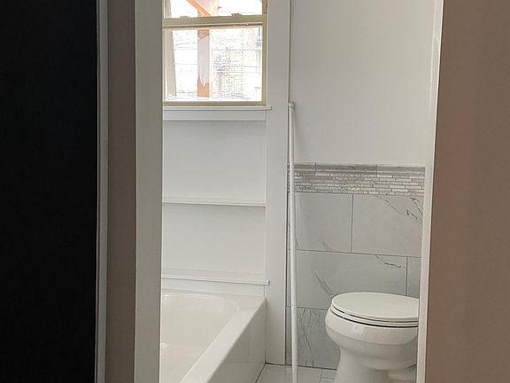 2nd full bath in the back bedroom