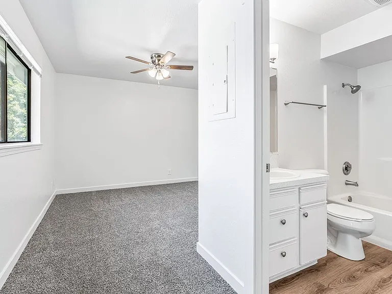 Hilton Street Apartments — Photo 49