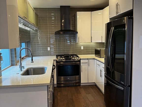 3rd image of 1541 Valentine Pl S