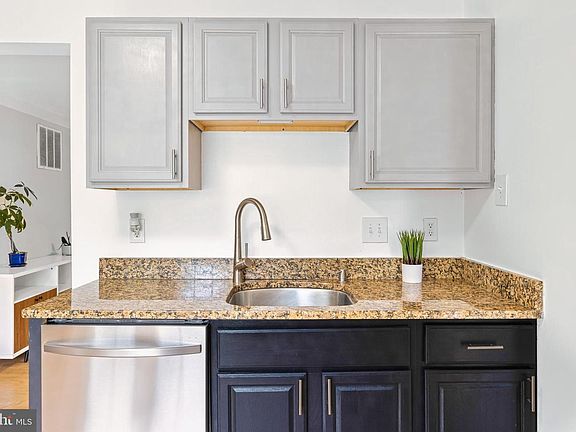 5th image of 3018 Bromley Ct