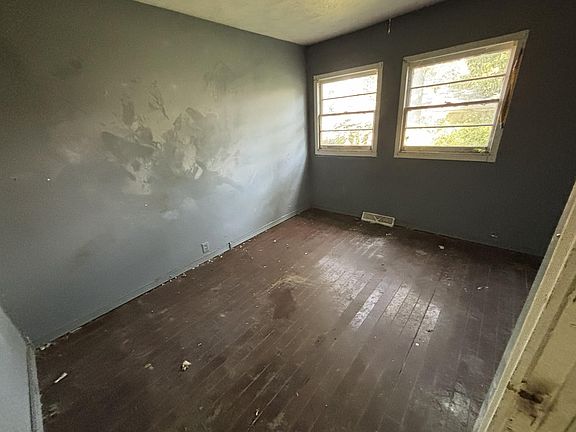 5th image of 526 Tudor Rd