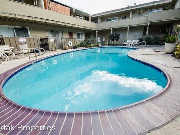 5th image of 520 University Ave APT 20