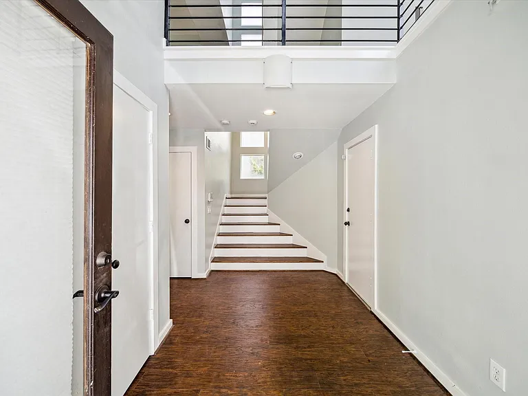 616 Lester St — Photo 5