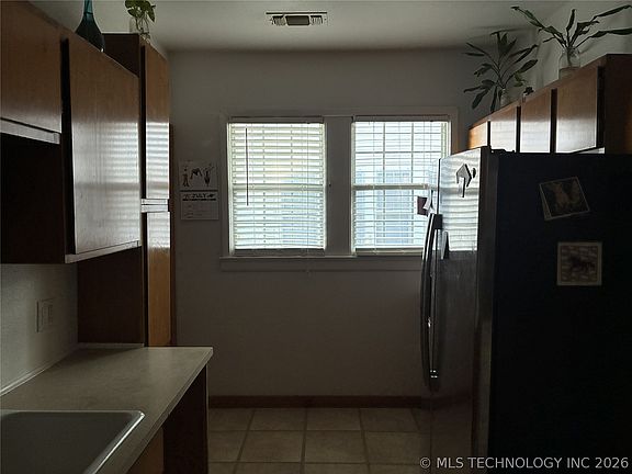 5th image of 1021 W Live Oak St