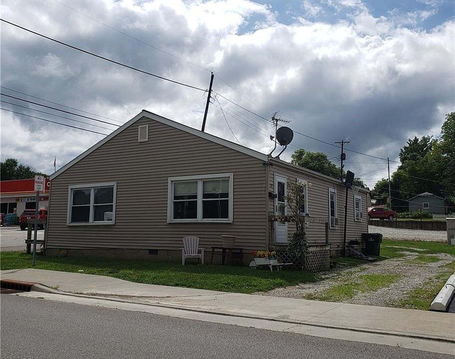 2nd image of 111 N Lincoln St