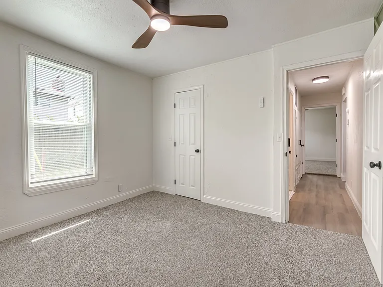 208 E Carson St — Photo 32