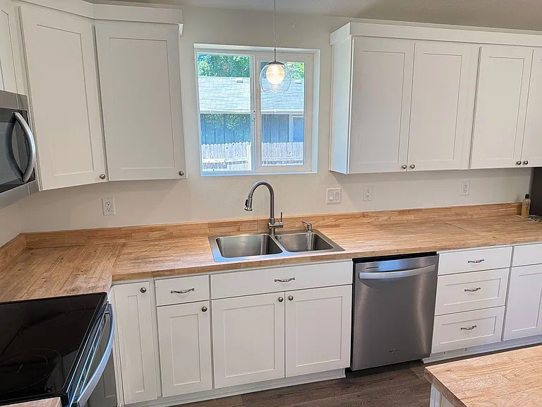 1246 Hughes St — Photo 8