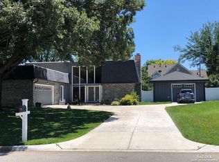 2412 Edgehill Rd, Salina, KS 67401