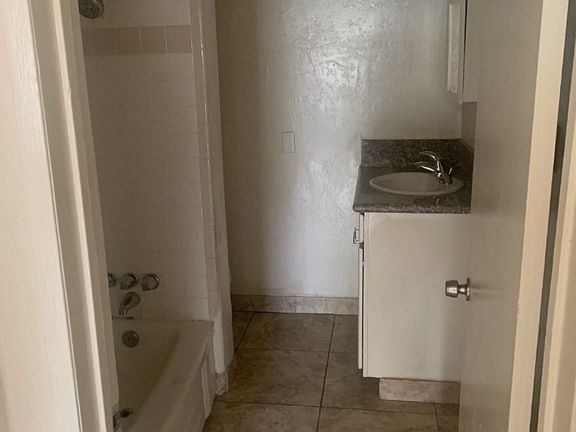 3rd image of 415 Columbus St