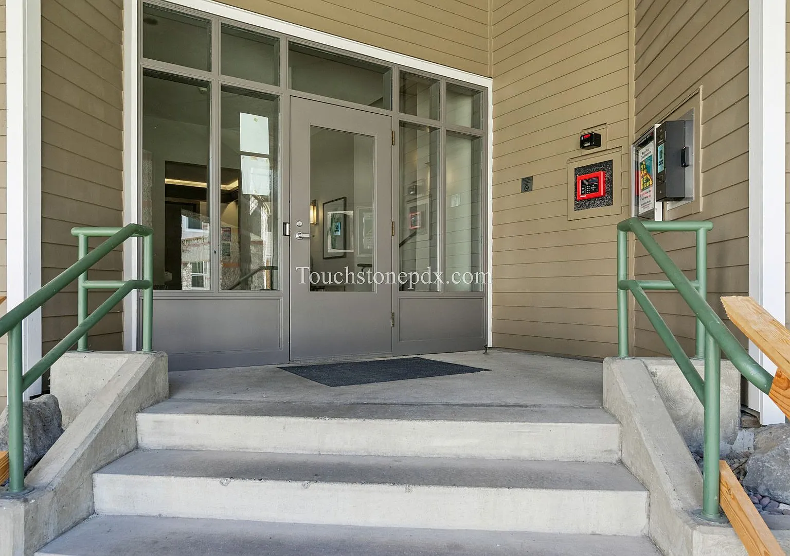 Beautifully Maintained Condo on South Waterfront — Photo 3