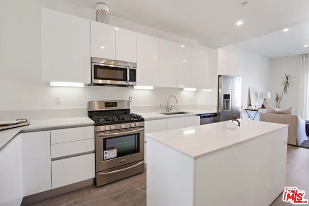 2 bed, 2.0 bath, 1430 sqft, $3,300 — Photo 3